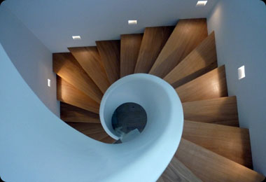 escalier en bois en colimacon