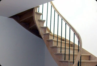 escalier en bois traditionnel en colimacon