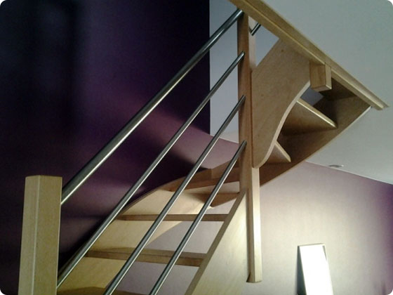 escalier en bois tournant avec rampe en inox dans la region de liege