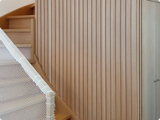 escalier contemporain sur mesure avec lattes en bois et placard