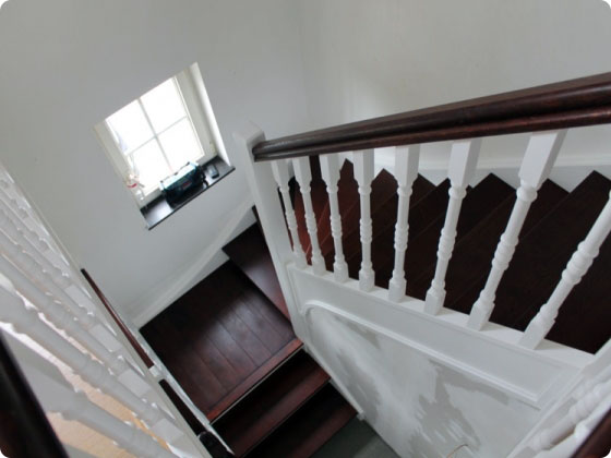 escalier cottage peint blanc et bois fonce installe dans la province de liege