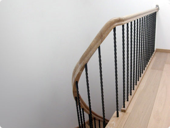 rampe escalier en fer forgé et bois