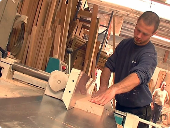 menuisier pendant la fabrication d un escalier a liege