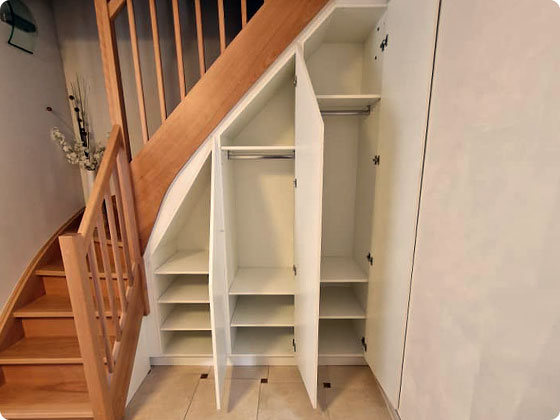 placard de rangement sous escalier