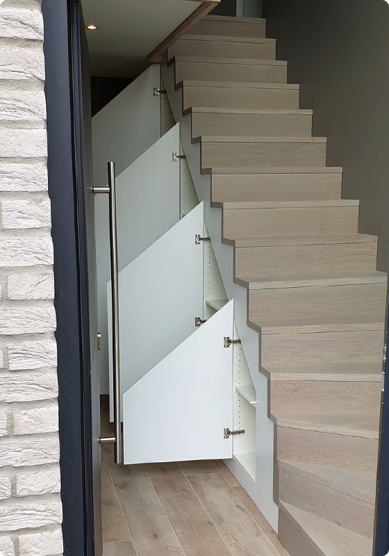 armoire de rangement sous escalier