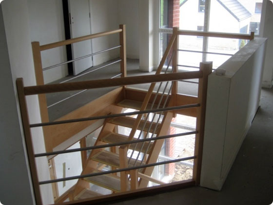 escalier en bois et rampe metallique