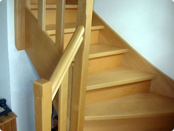 escalier en bois tournant