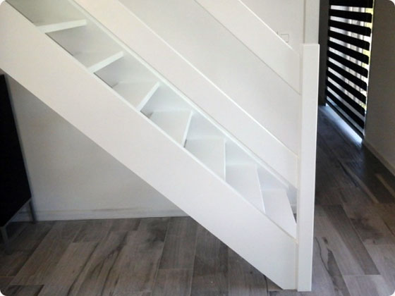escalier droit en bois peint blanc
