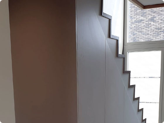 escalier droit avec placard de rangement integre