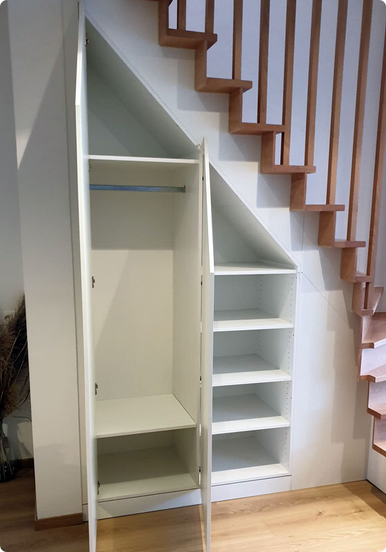 placard de rangement sous escalier ouvert